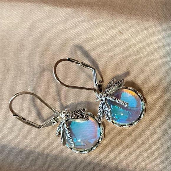 Beautiful pair of Dragonfly Earrings! BN - Picture 1 of 3